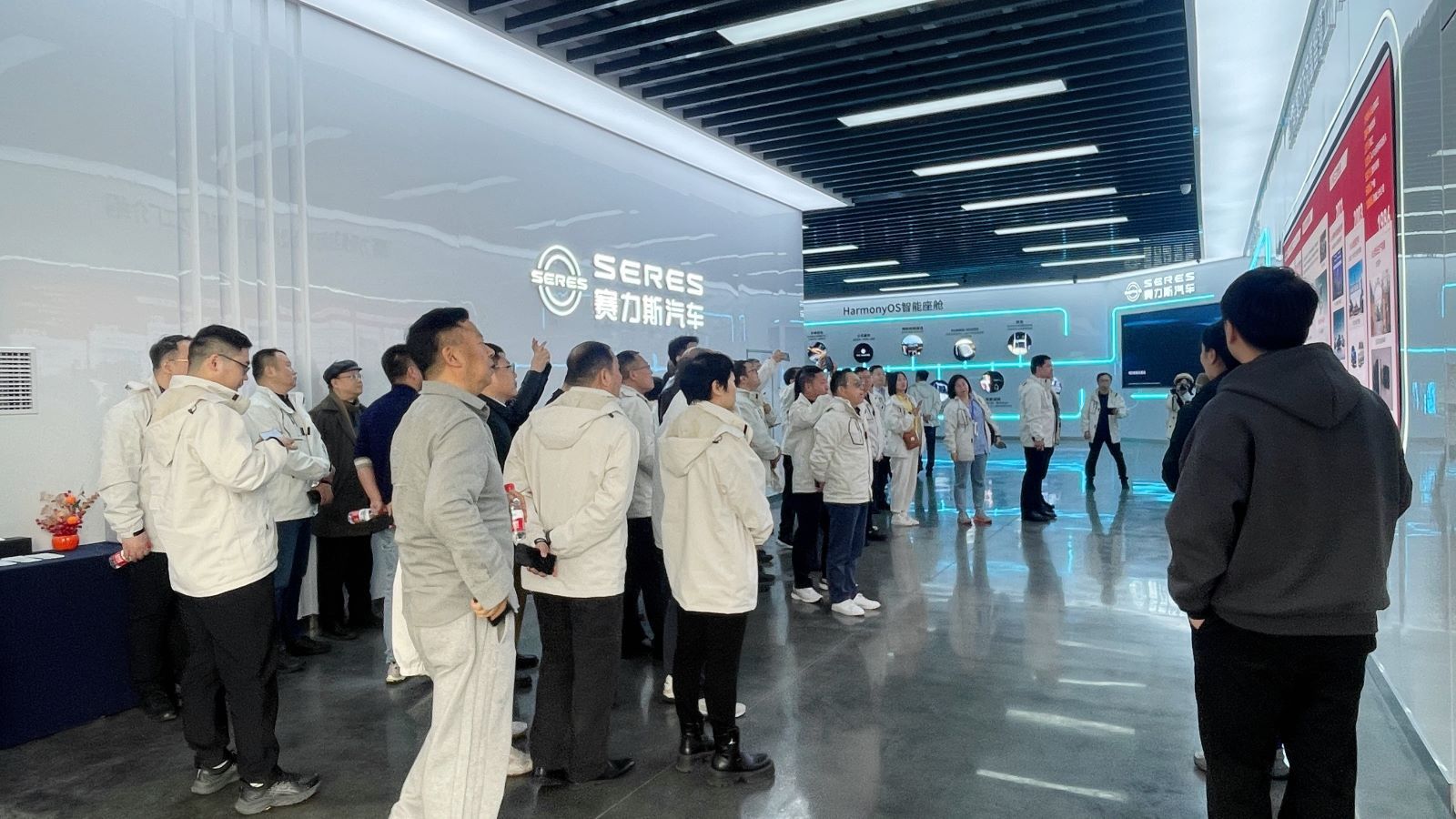 参观赛力斯集团.jpg